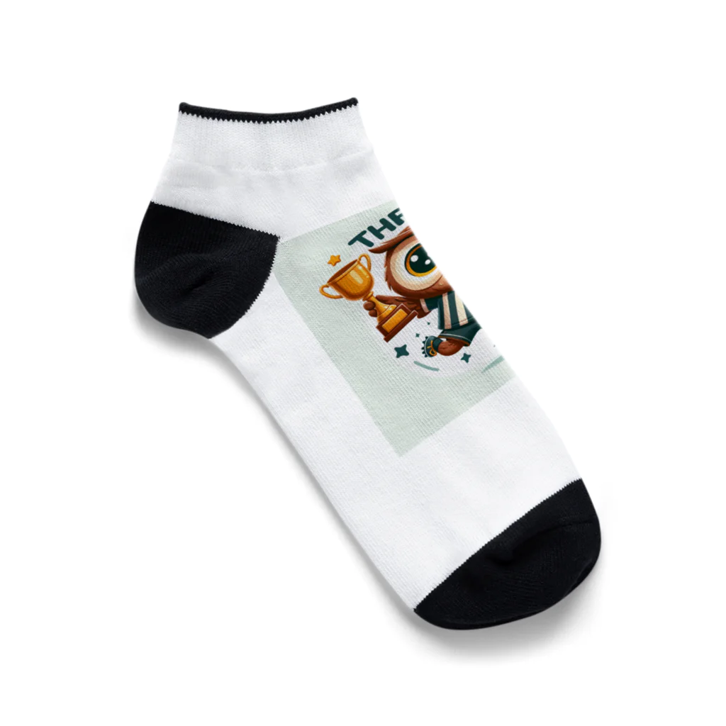 まんじゅ王国のフクロウがボールを蹴っているかわいい姿！ Ankle Socks