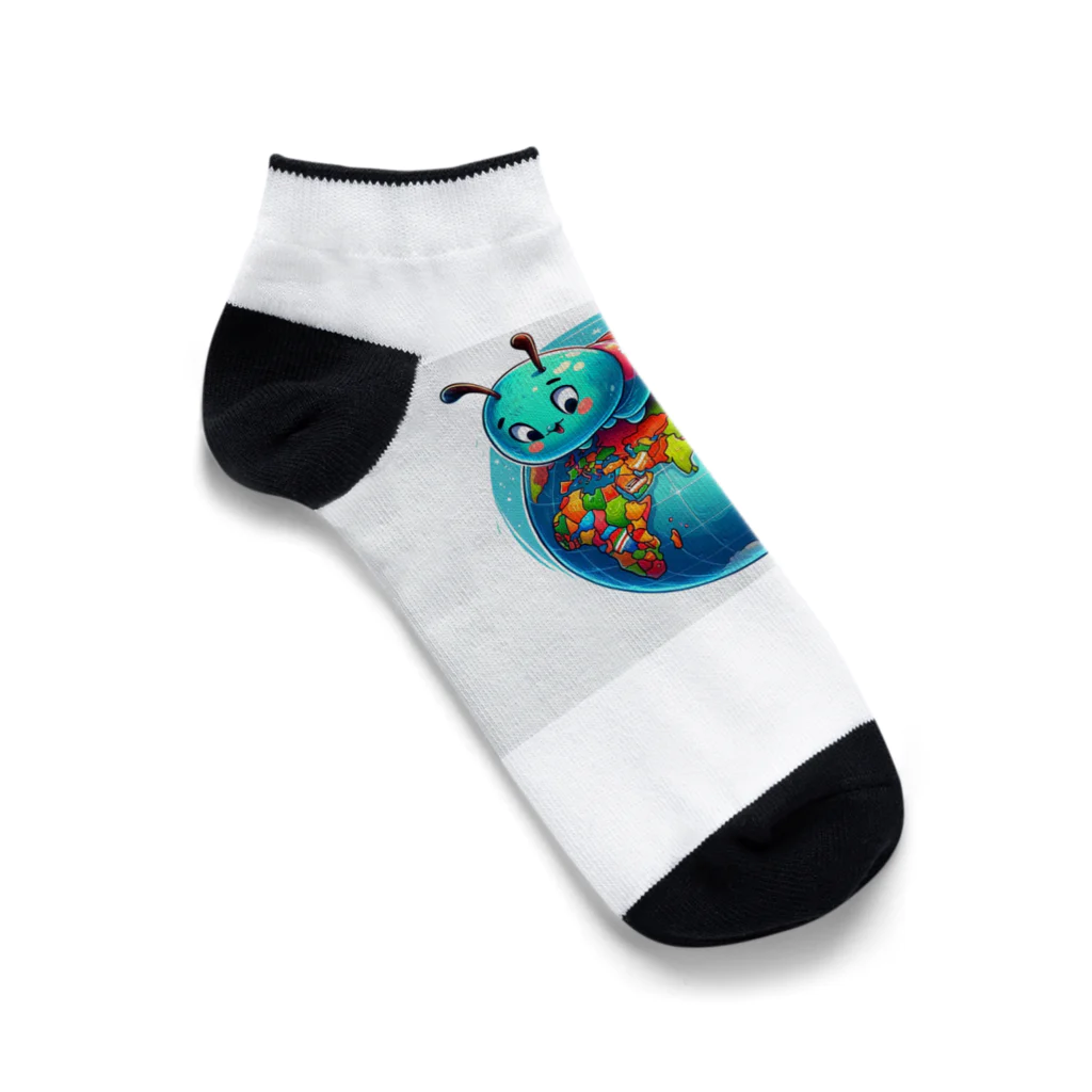 Bigstarの地球儀に乗ってる可愛い芋虫キャラクターです Ankle Socks