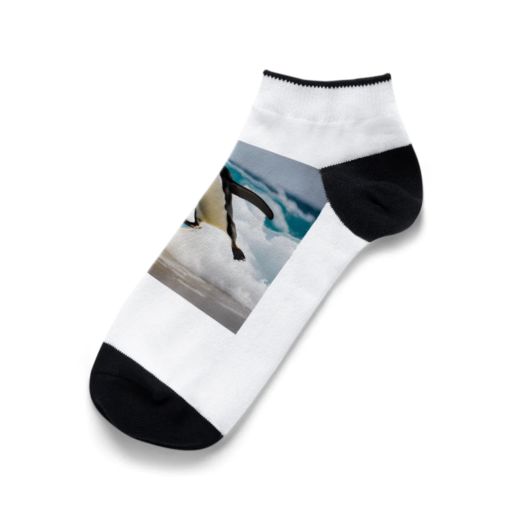 hakumenhonのサーフィンするペンギン Ankle Socks