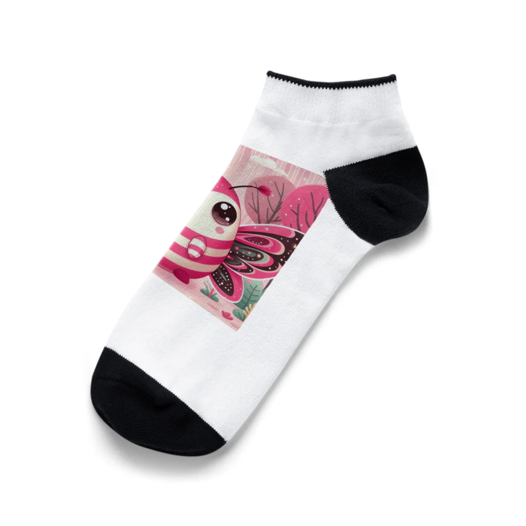 ゴマゴマ5050のピンク色の妖精が、そのかわいらしい大きな目であなたを見つめています Ankle Socks