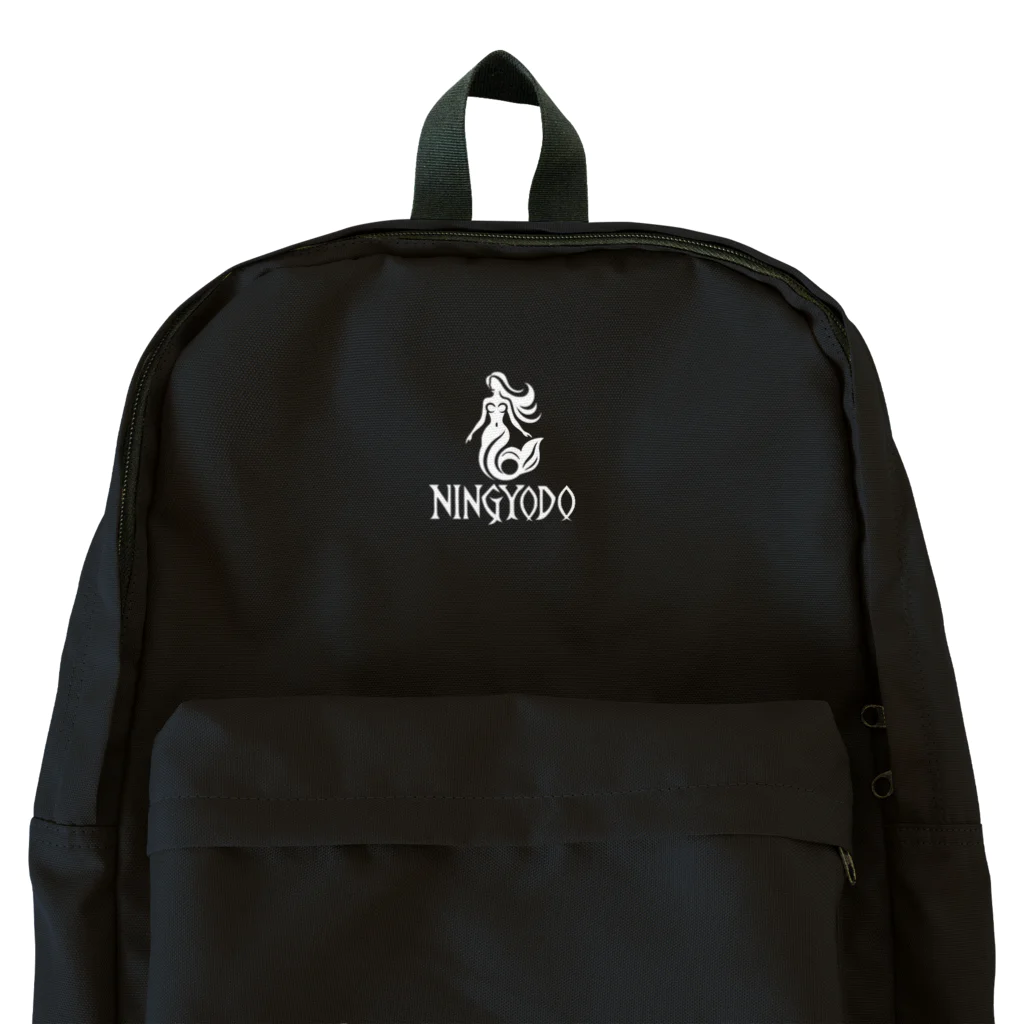 人魚堂の人魚堂(NINGYODO)ロゴ入りリュック(マーク＆文字ロゴ白) Backpack with NINGYODO logo (mark & text logo white) Backpack