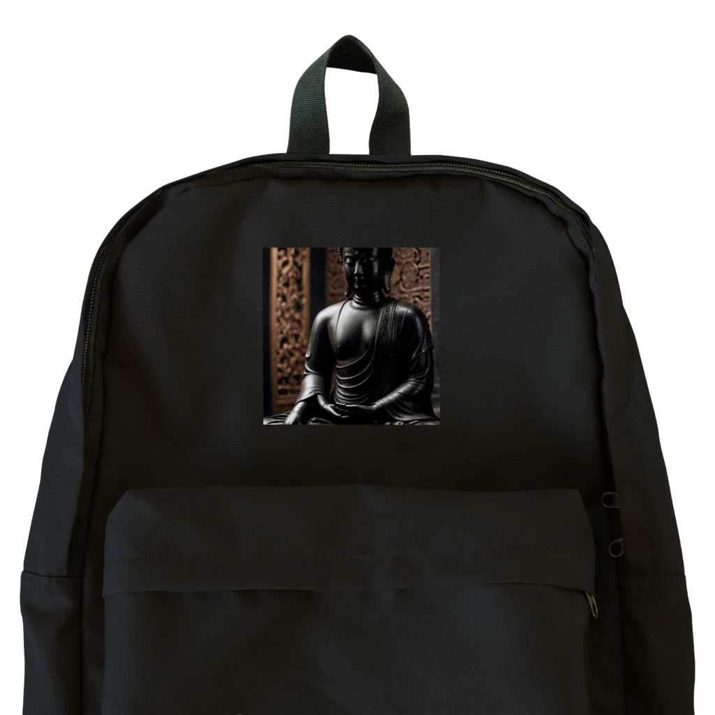 Take-chamaの深みのある漆黒の色合いが美しく輝く厳かな仏像。 Backpack