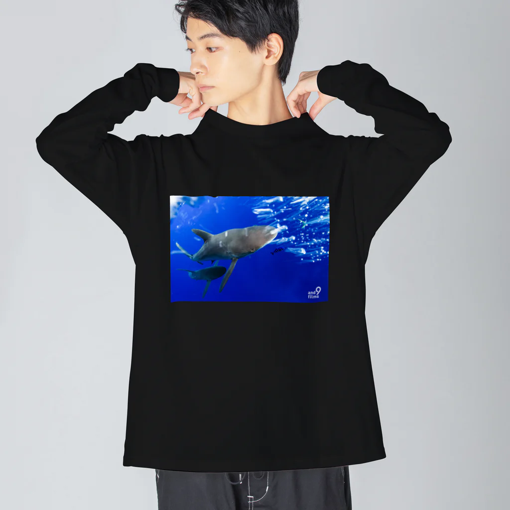 古見きゅう/ and 9 films オンラインショップ のシルキーシャーク Big Long Sleeve T-Shirt