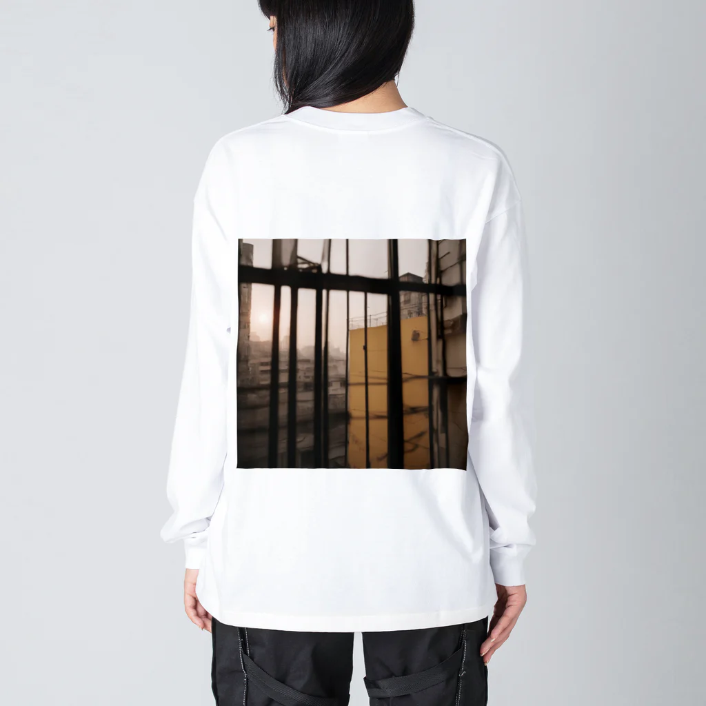 shell_hutの窓から覗く荒廃した建物が立ち並ぶ無人の通り Big Long Sleeve T-Shirt