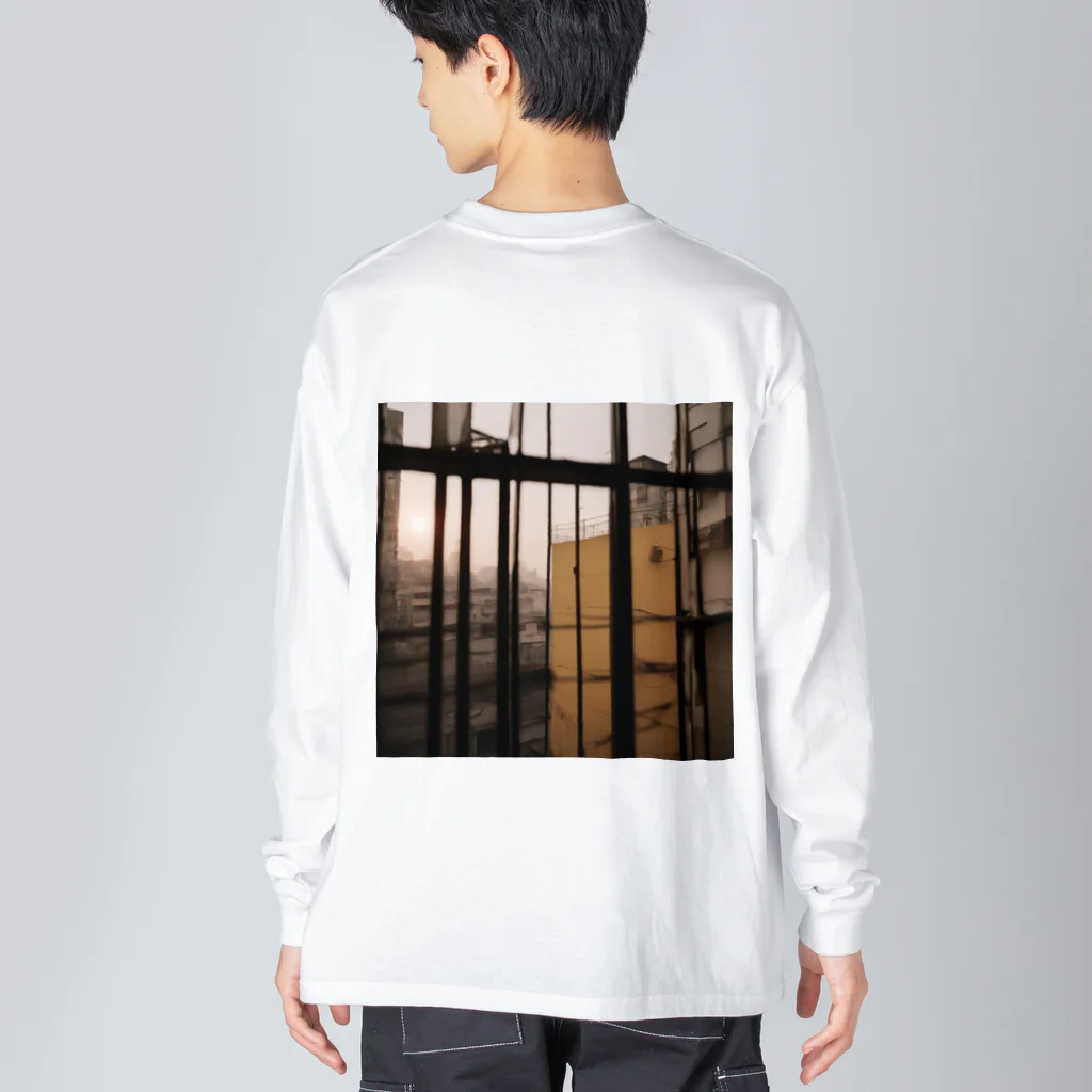 shell_hutの窓から覗く荒廃した建物が立ち並ぶ無人の通り Big Long Sleeve T-Shirt