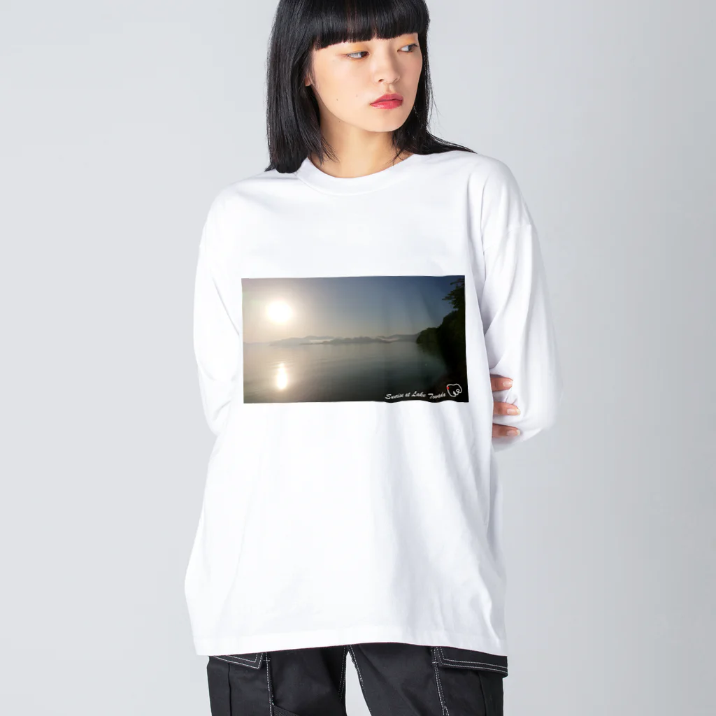 ～十和田湖の案内人～遊部屋十和田のSunrise at Lake Towada ビッグシルエットロングスリーブTシャツ