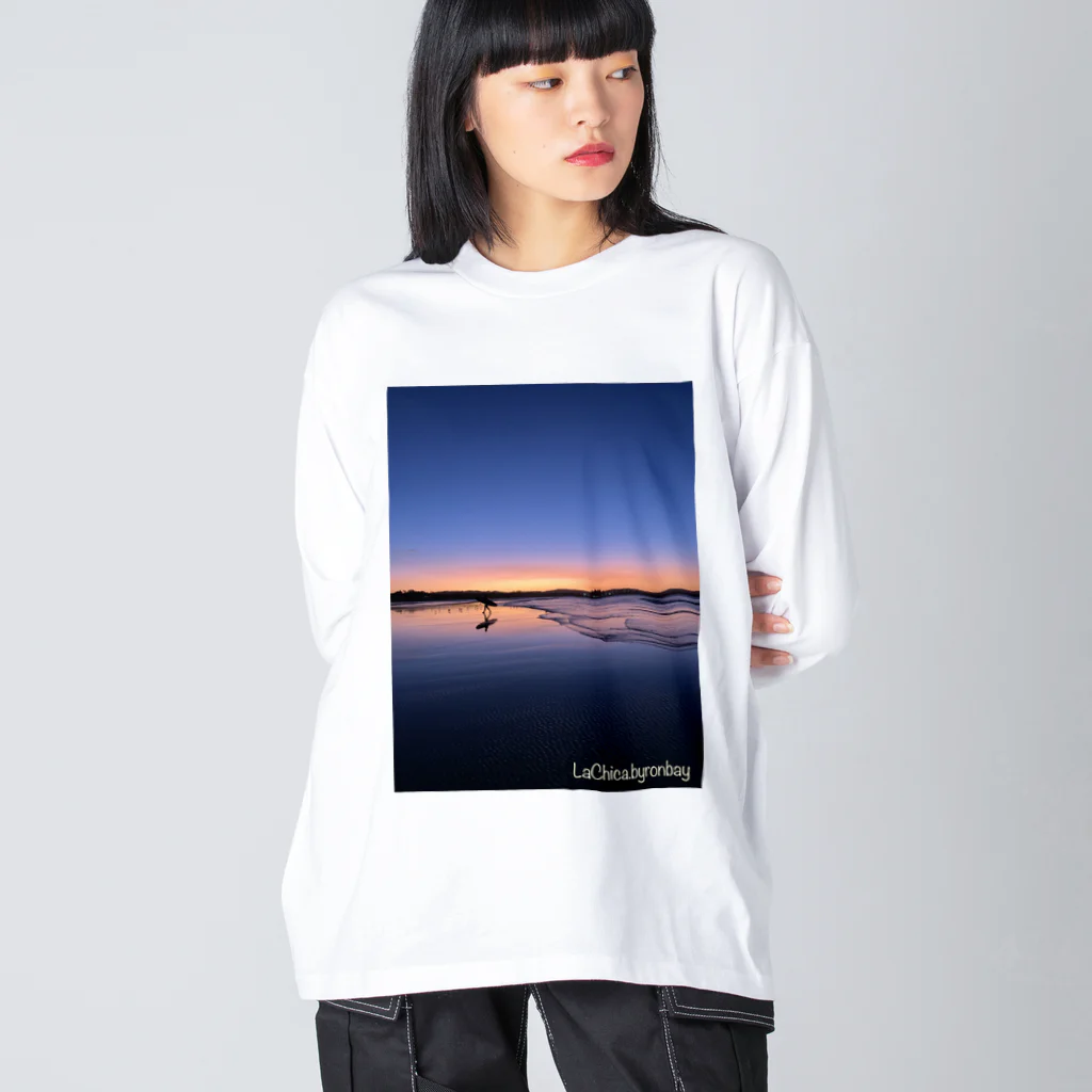 LaChicaのSunset Beach with Surfer ビッグシルエットロングスリーブTシャツ