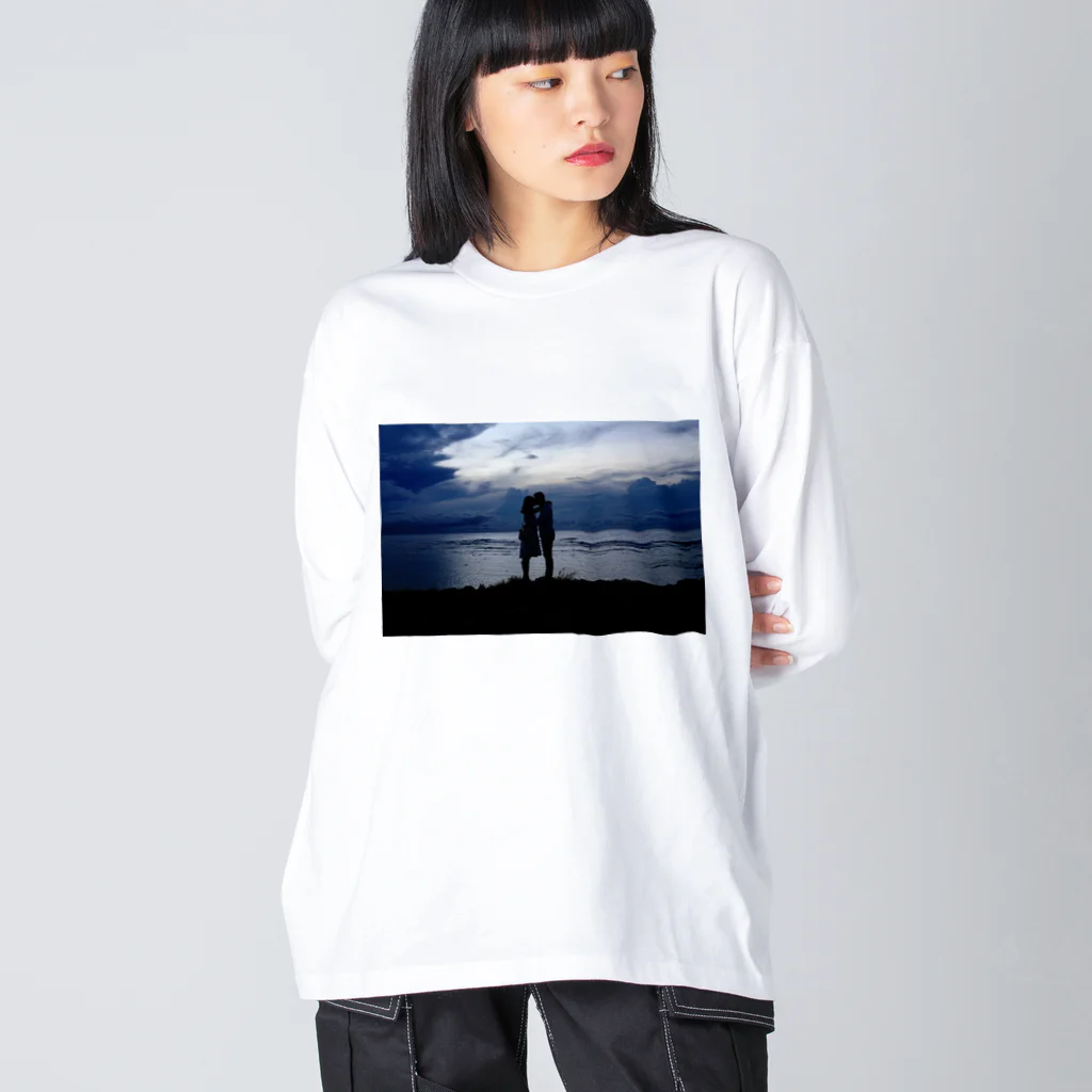 ののちゃんのフォトプリントショップの海夕方カップル ビッグシルエットロングスリーブTシャツ