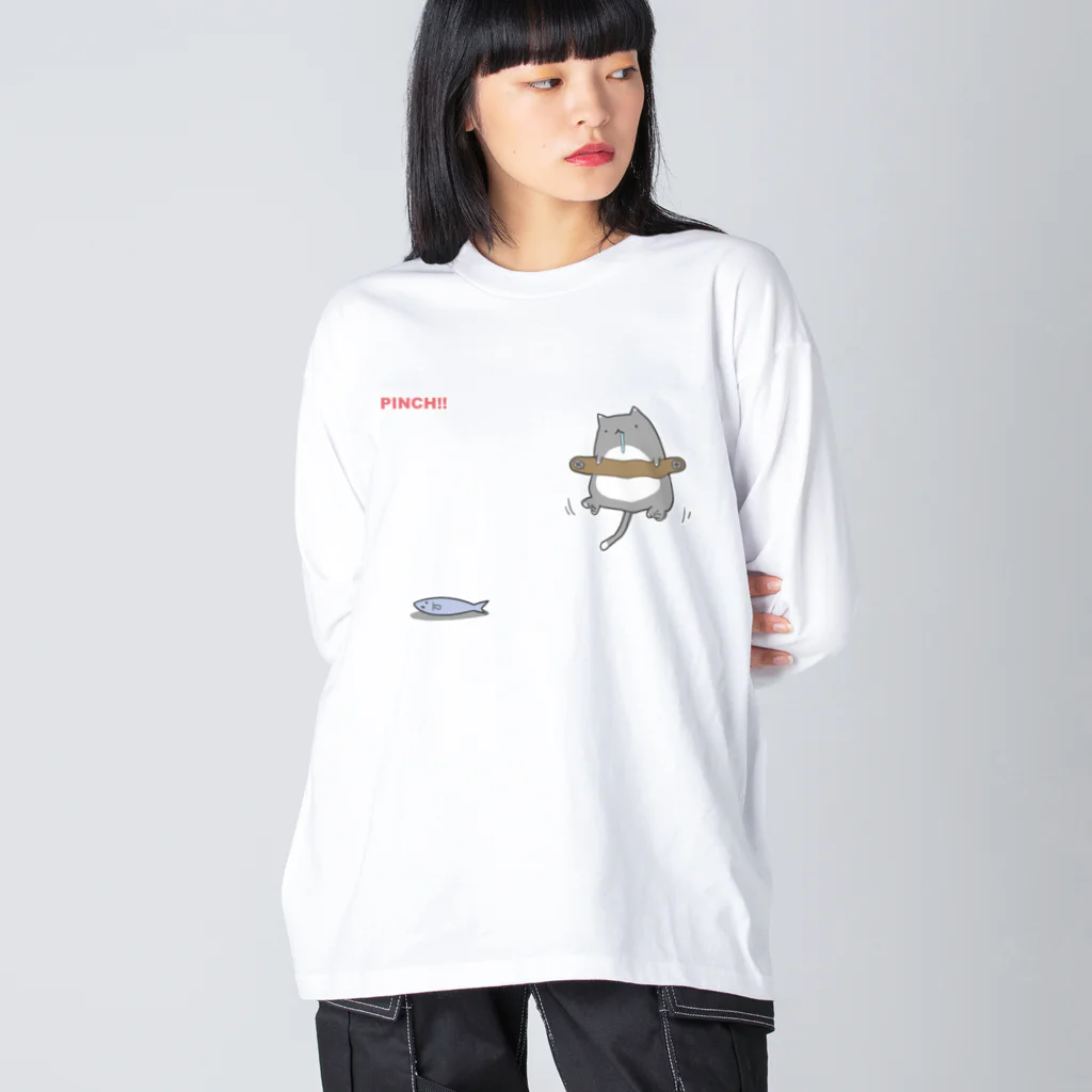 うさやの磔の刑の最中に魚を見つけた猫 Big Long Sleeve T-Shirt