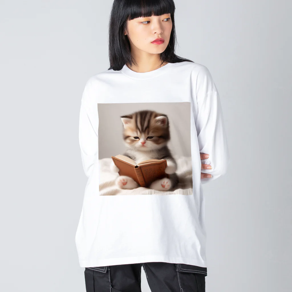 しんふぉショップの読書する赤ちゃんネコのグッズ Big Long Sleeve T-Shirt