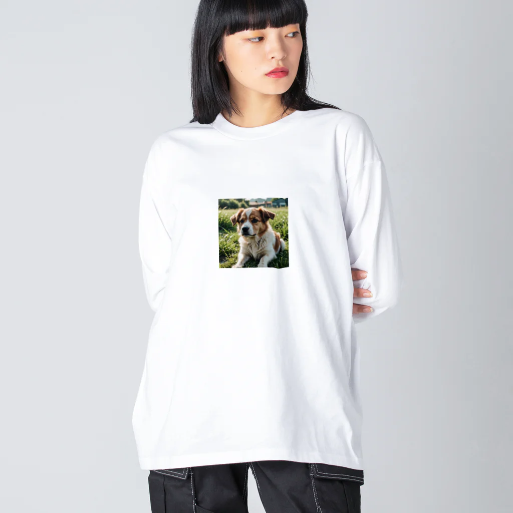kokin0の草むらで斜めを見つめる犬 dog looking for the anywhere Big Long Sleeve T-Shirt