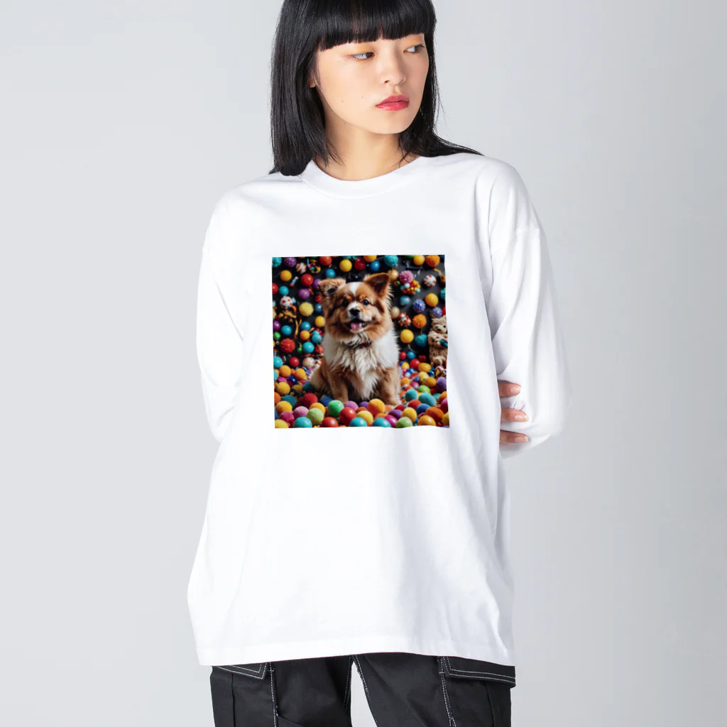 kaerinofficeのかわいいワンちゃんがたくさんのカラフルなボールの中で遊んでいる写真。 Big Long Sleeve T-Shirt