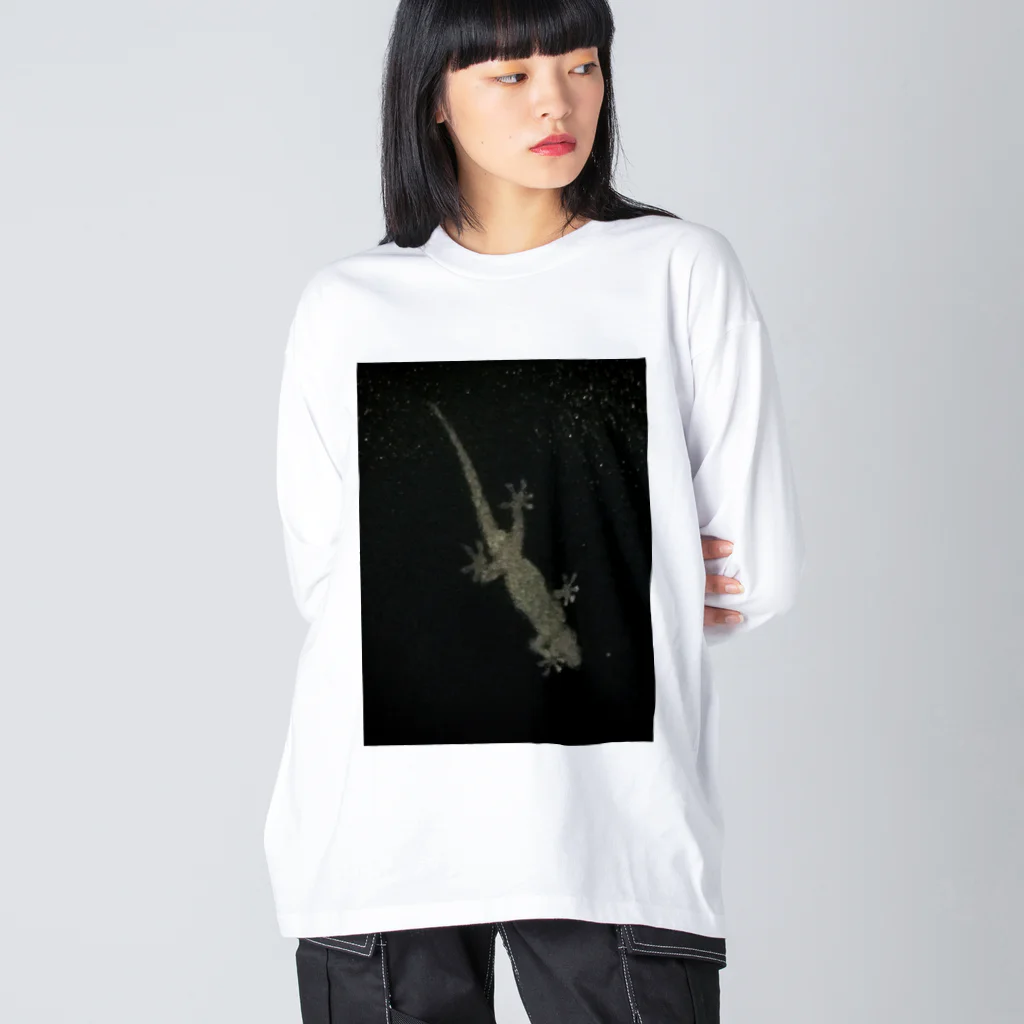 クマバチゴルフ倶楽部のガラス向こうにヤモリ Big Long Sleeve T-Shirt