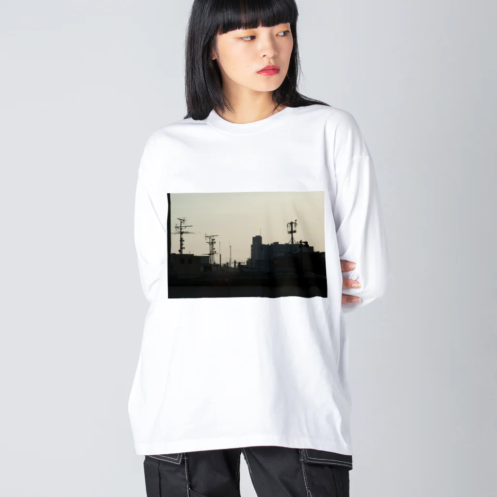 豆乳ラテの夕方の街のシルエット Big Long Sleeve T-Shirt