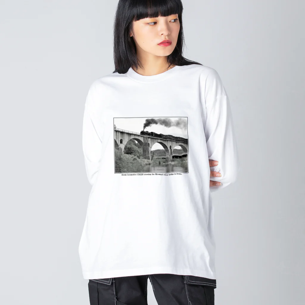 ヴィンテージ鉄道写真グッズの店の宮森川橋梁を渡る 蒸気機関車 C58239 Big Long Sleeve T-Shirt