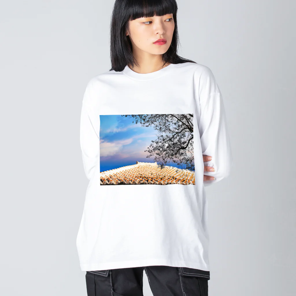 mizuphoto galleryの夕焼けと赤瓦屋根 ビッグシルエットロングスリーブTシャツ