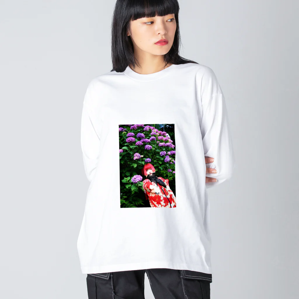 未野のグッズ屋さんの紫陽花に囲まれた着物の赤髪さん ビッグシルエットロングスリーブTシャツ