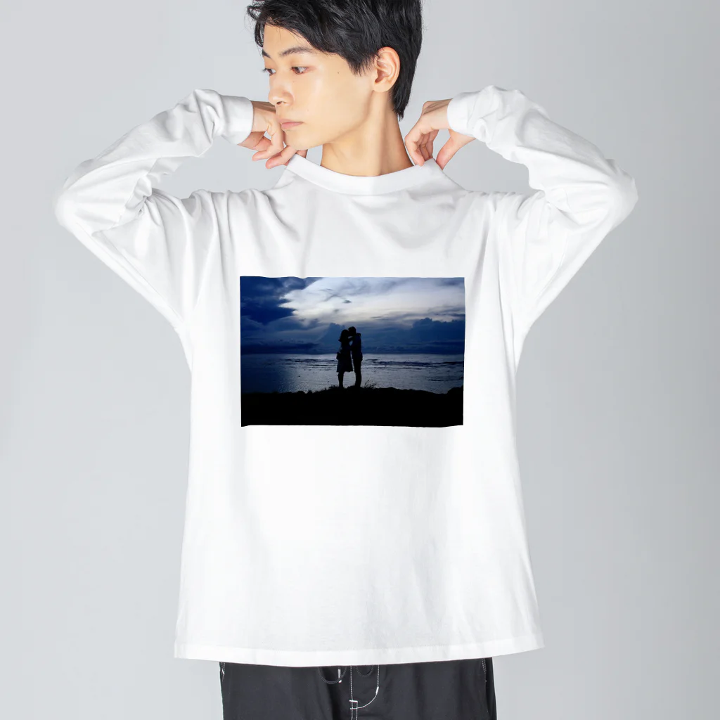 ののちゃんのフォトプリントショップの海夕方カップル ビッグシルエットロングスリーブTシャツ