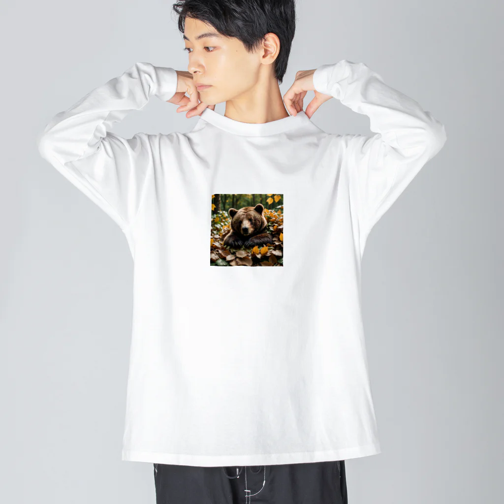 kerun11の葉っぱでベッドを作って寝ているクマ Big Long Sleeve T-Shirt