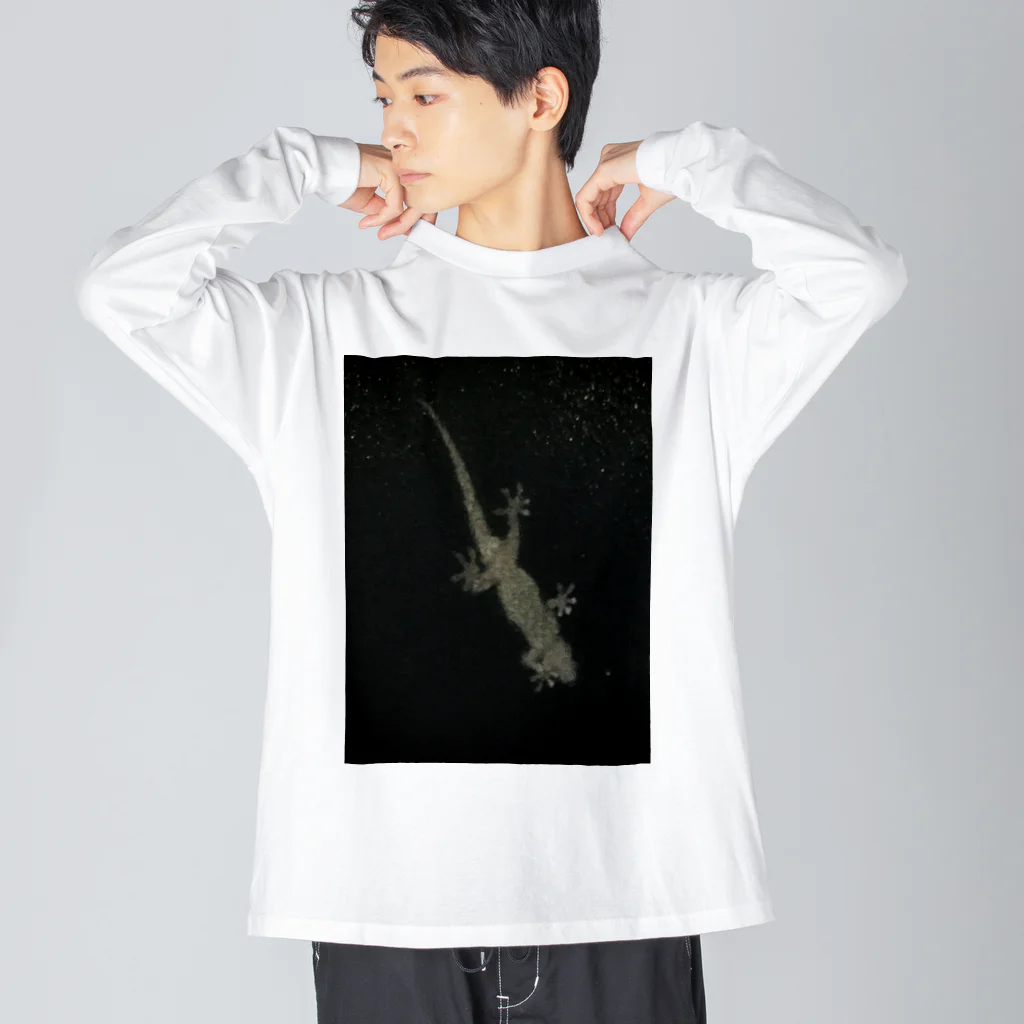 クマバチゴルフ倶楽部のガラス向こうにヤモリ Big Long Sleeve T-Shirt