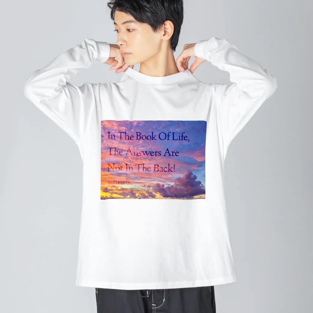 mizuphoto galleryの人生という本には、答えは後ろにはないんだよ【偉人の名言×OKINAWA】 ビッグシルエットロングスリーブTシャツ