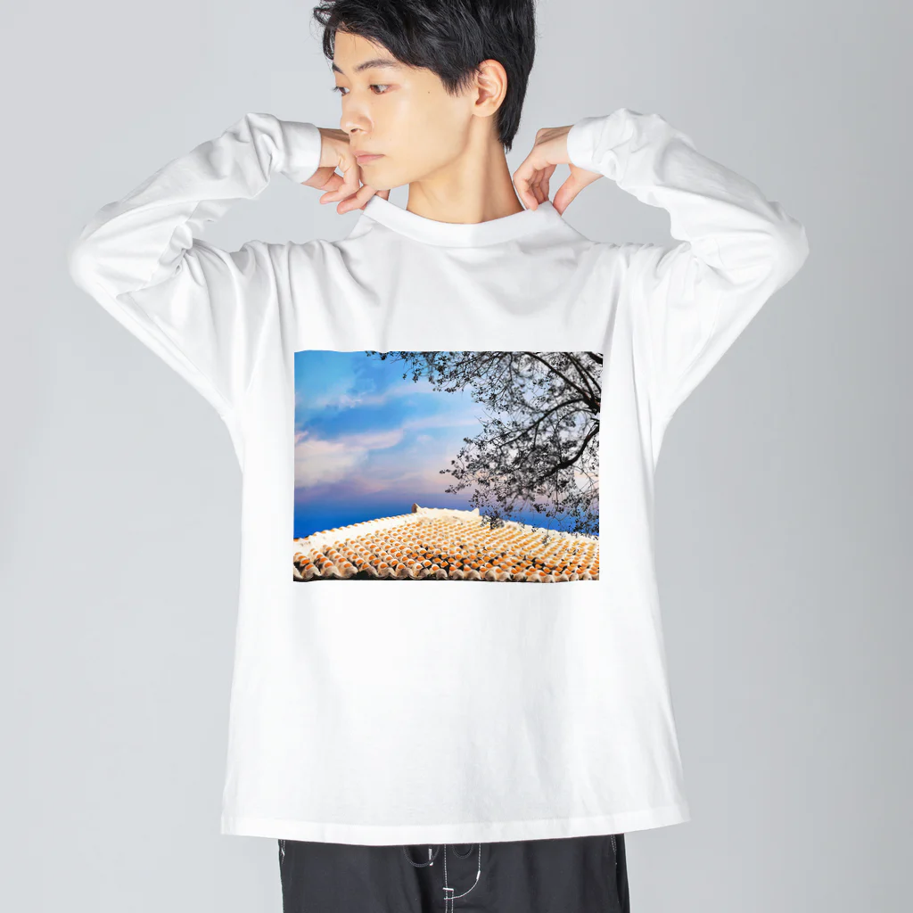 mizuphoto galleryの夕焼けと赤瓦屋根 ビッグシルエットロングスリーブTシャツ