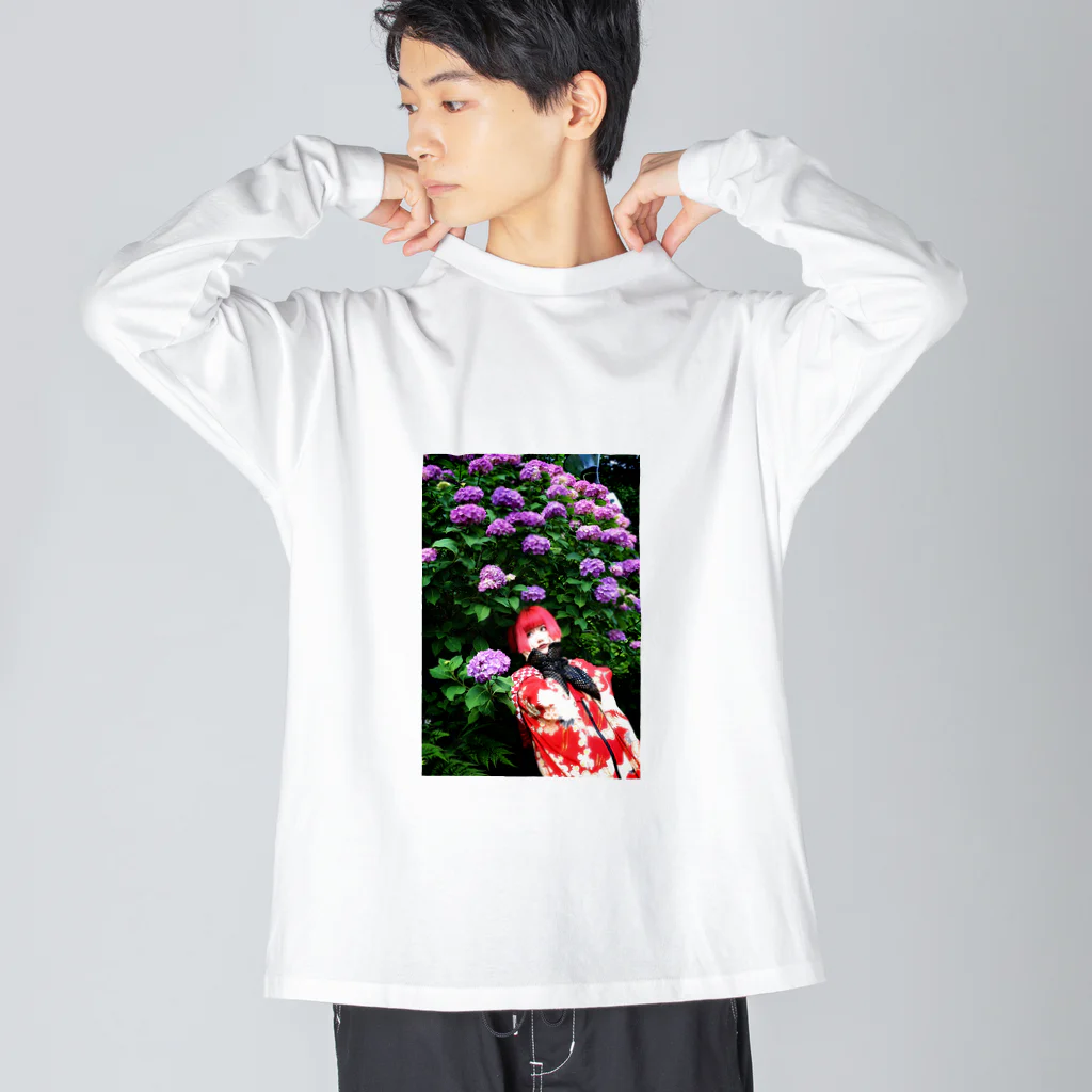 未野のグッズ屋さんの紫陽花に囲まれた着物の赤髪さん ビッグシルエットロングスリーブTシャツ