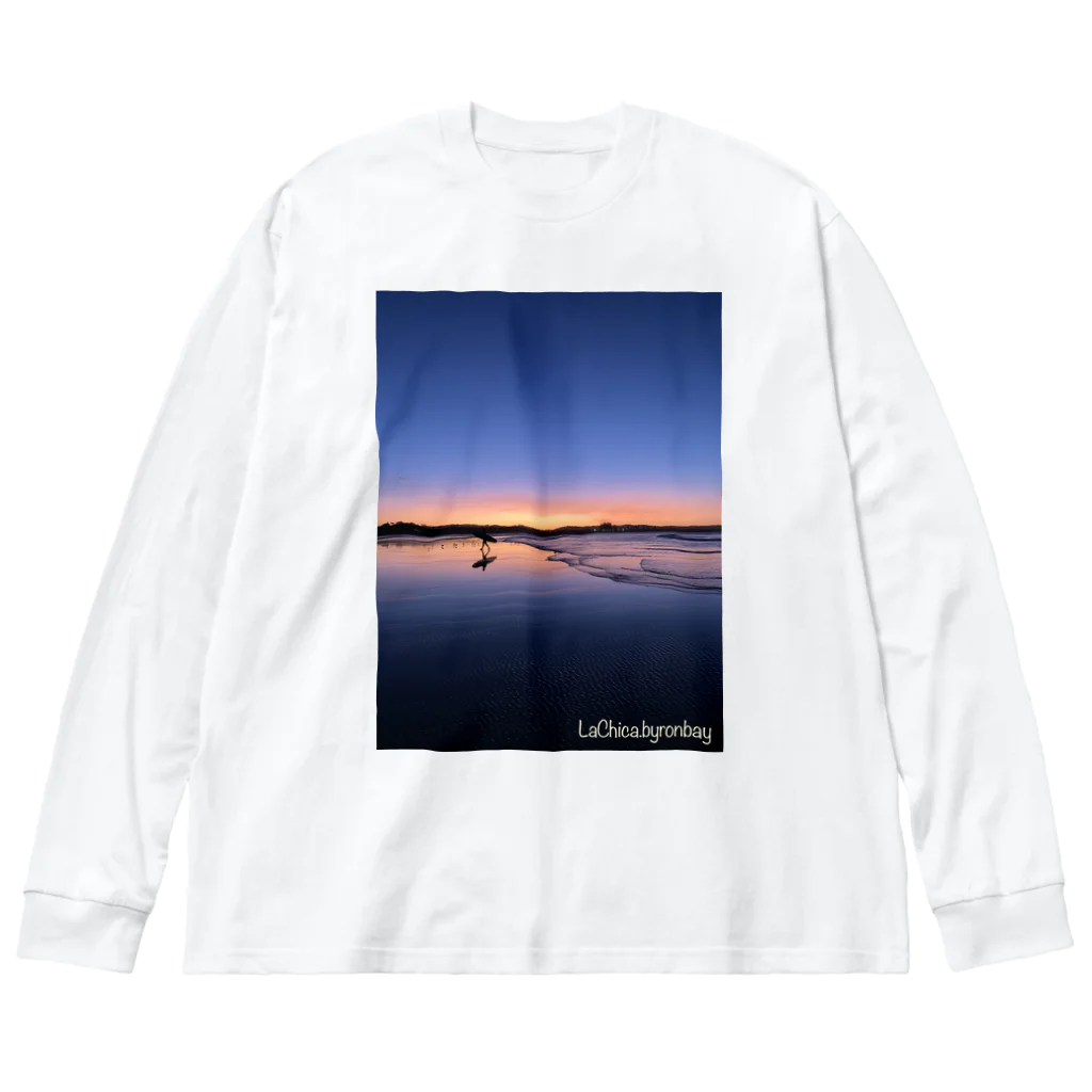 LaChicaのSunset Beach with Surfer ビッグシルエットロングスリーブTシャツ