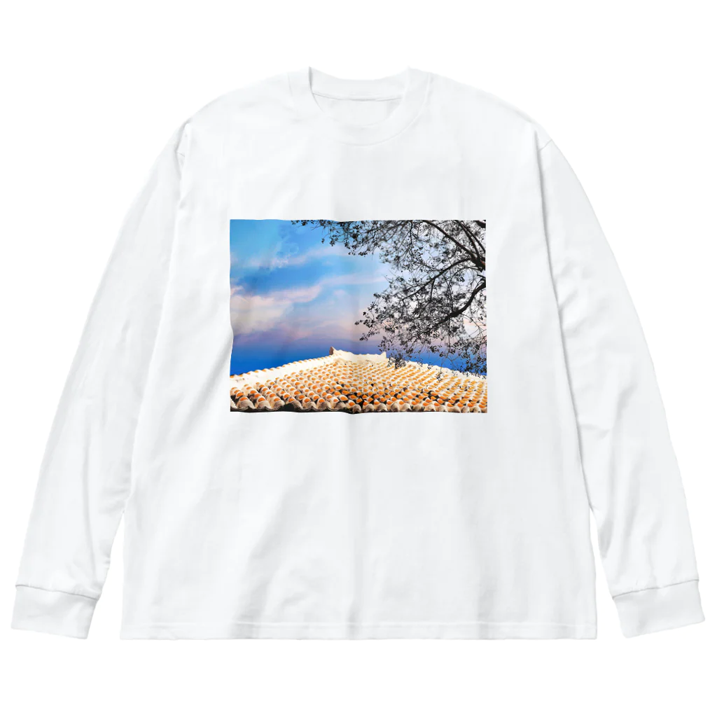 mizuphoto galleryの夕焼けと赤瓦屋根 ビッグシルエットロングスリーブTシャツ