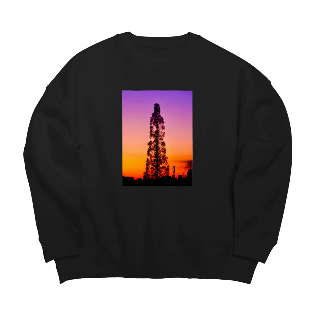 大谷舞の秘密のお店の夕焼けの空に伸びる木 Big Crew Neck Sweatshirt