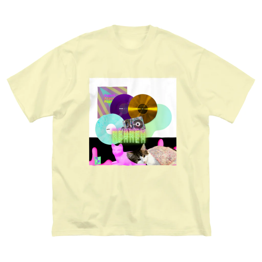 momo_emiのmomo_emi ねむねむMOMO　カセットテープ／レコード Big T-Shirt