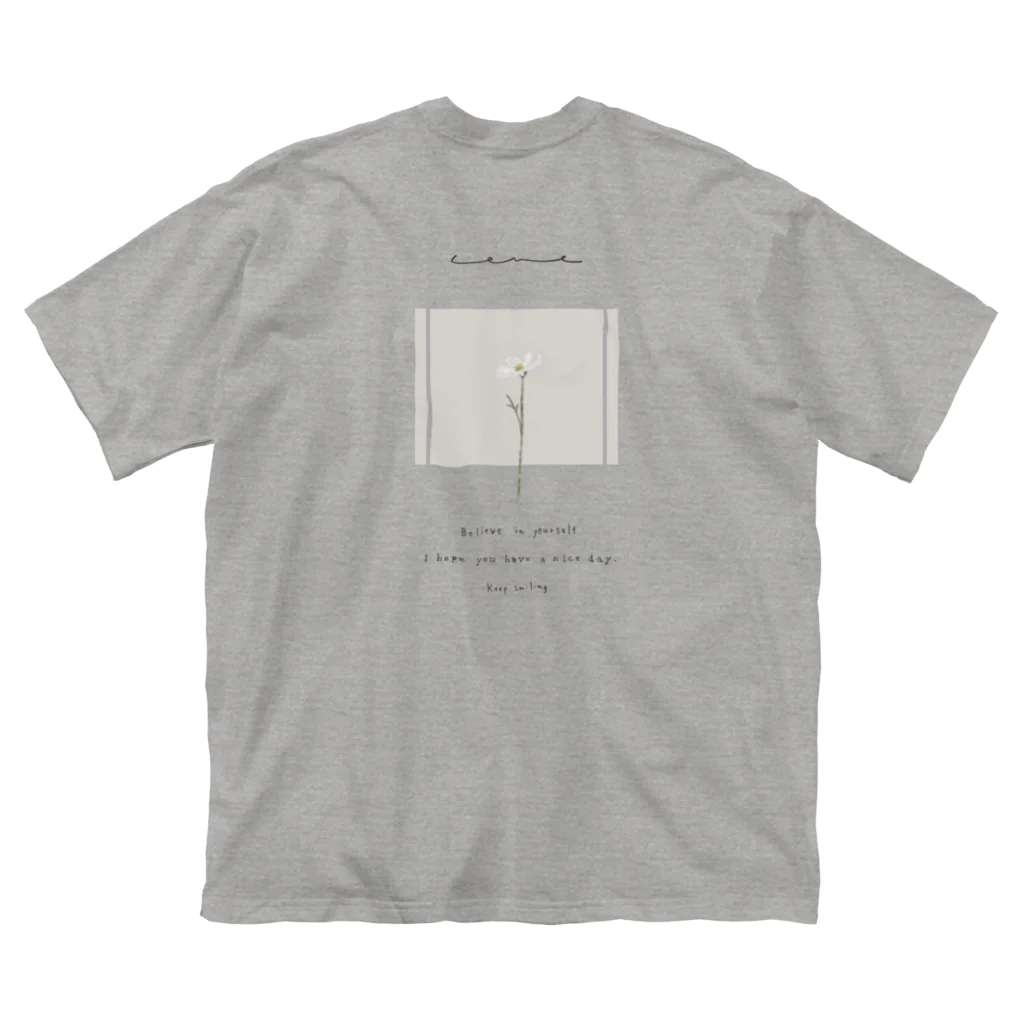 rilybiiのwhite grayish peach tea × white flower ビッグシルエットTシャツ