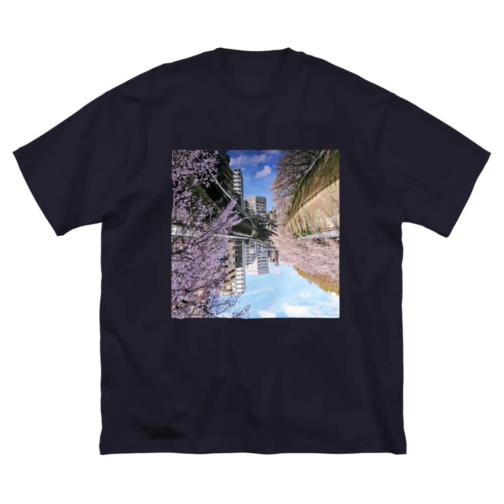 古春一生(Koharu Issey)の桜降る川空へ。 Big T-Shirt