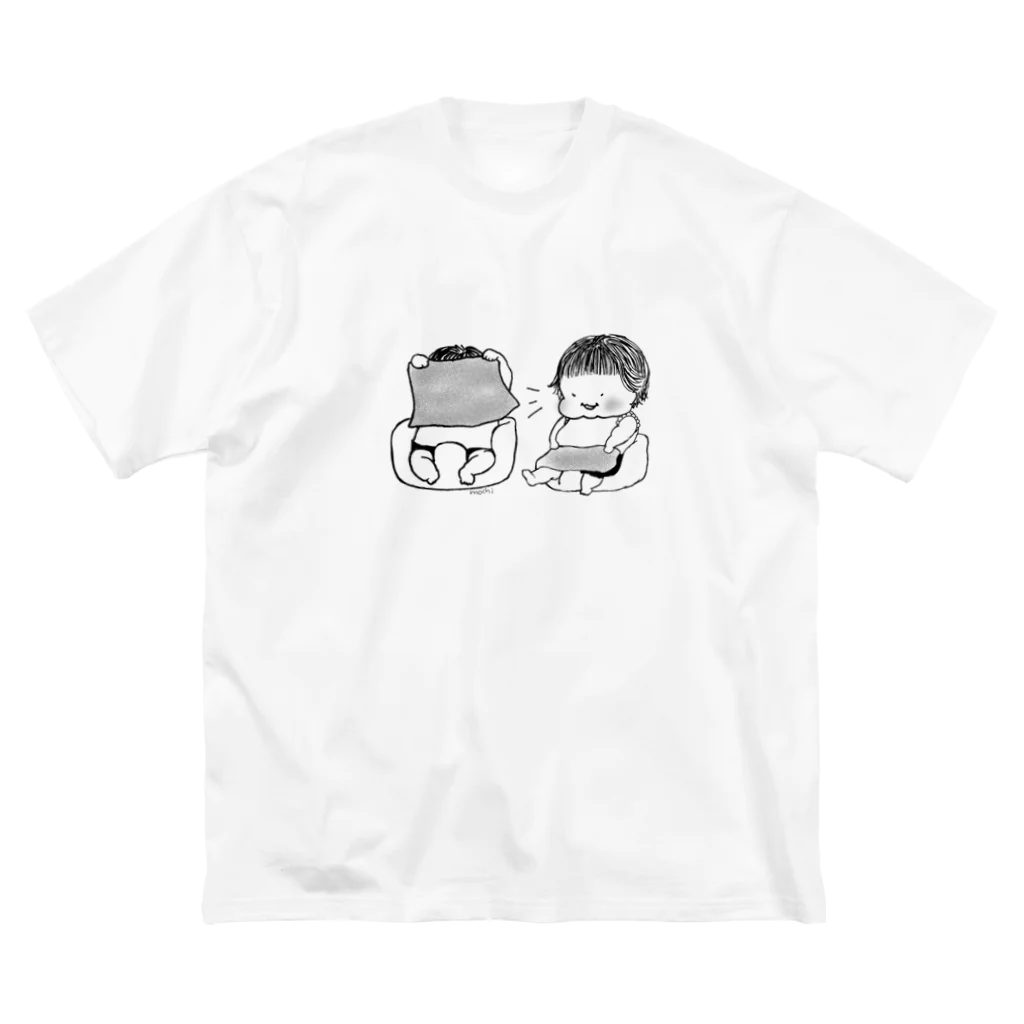 もちもちっこのいないいないばあをする赤ちゃん Big T-Shirt