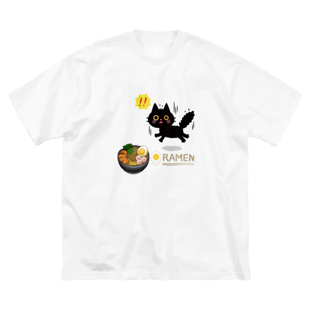 MirofuruDesignのラーメンが大好きな黒猫がラーメンを見つけて驚いている ビッグシルエットTシャツ