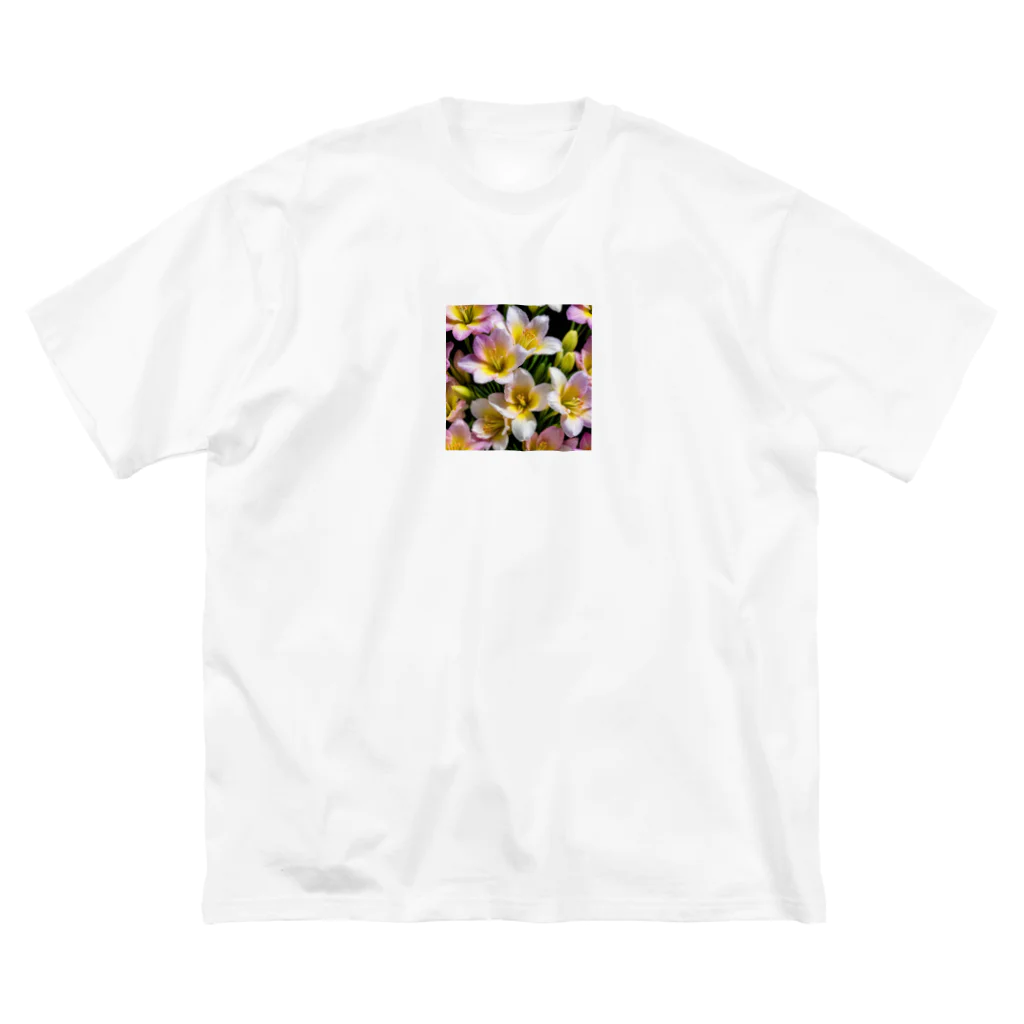 ken03のフリージア Big T-Shirt