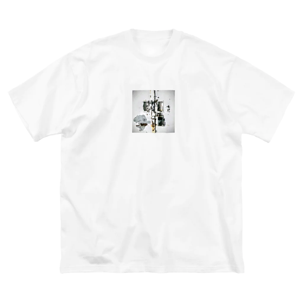 飯塚 iizukaの白壁 Big T-Shirt