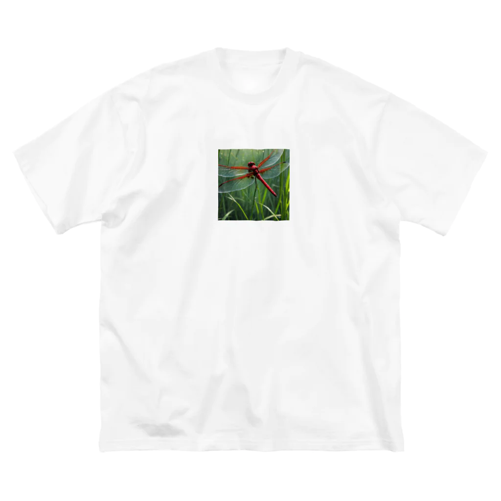 Sunbathingのススキの葉に隠れる赤トンボ Big T-Shirt