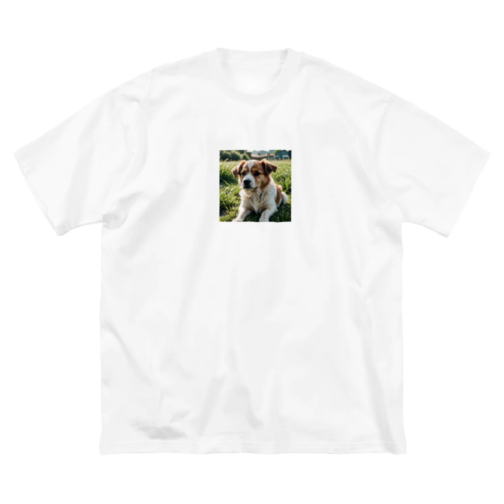 kokin0の草むらで斜めを見つめる犬 dog looking for the anywhere ビッグシルエットTシャツ