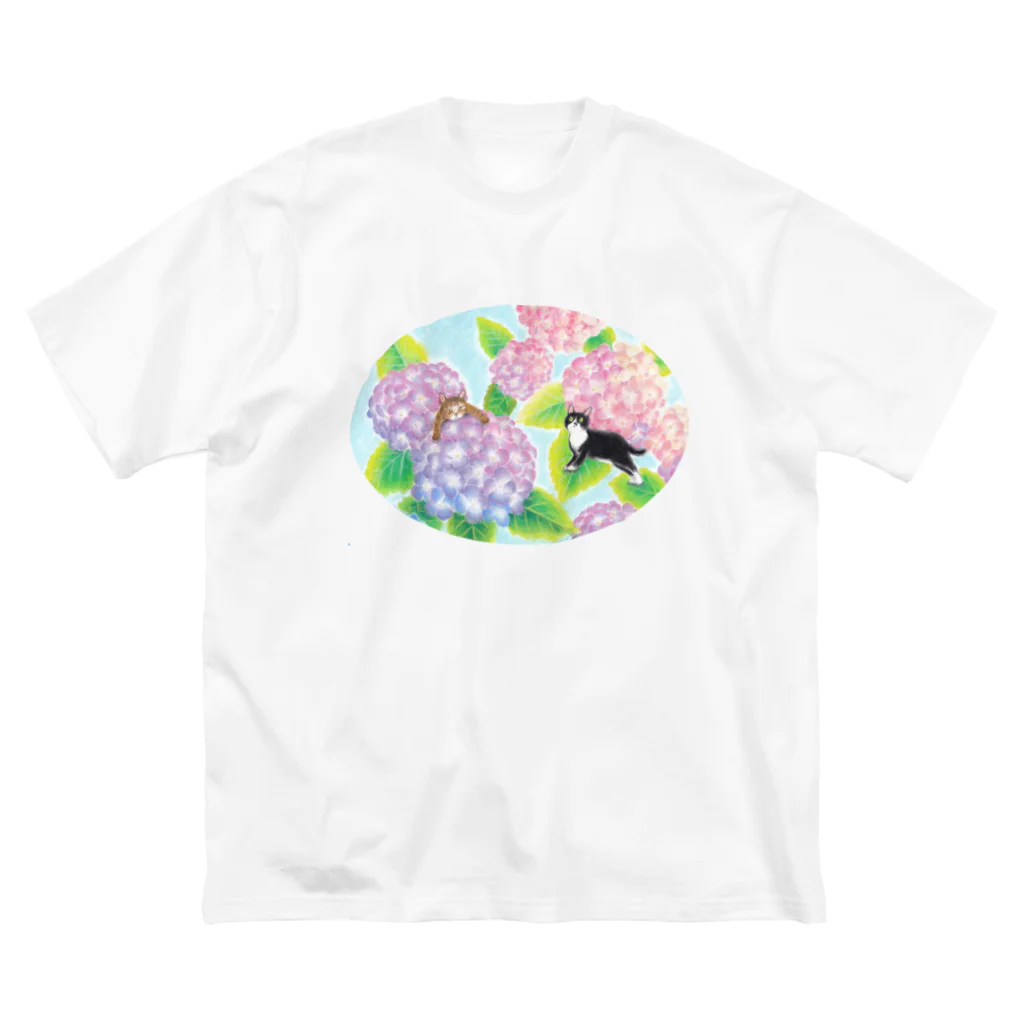 Ａｔｅｌｉｅｒ　Ｈｅｕｒｅｕｘの天空のアジサイ園で遊ぶトロとクロ Big T-Shirt