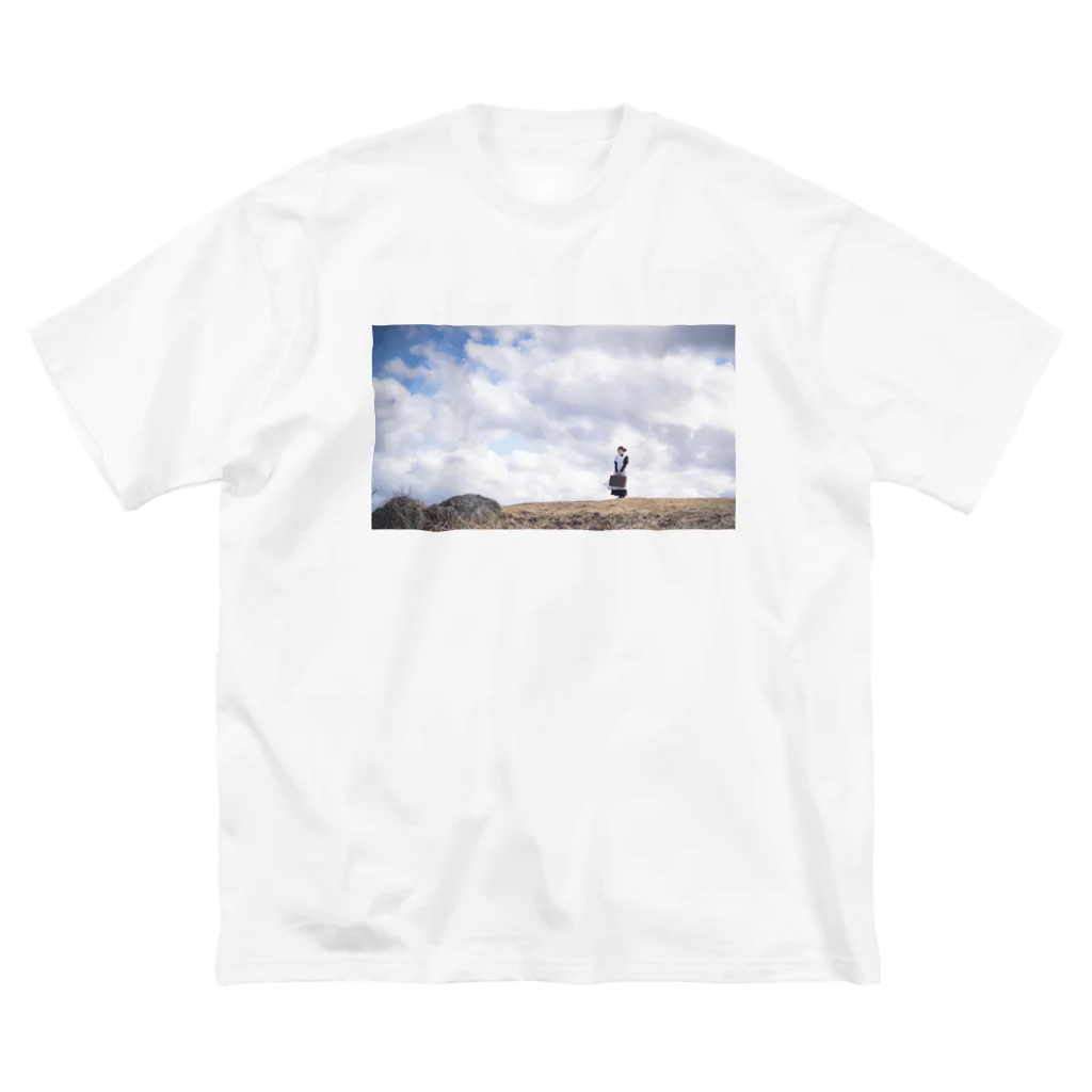 絹の旅するメイドさんと空 ビッグシルエットTシャツ