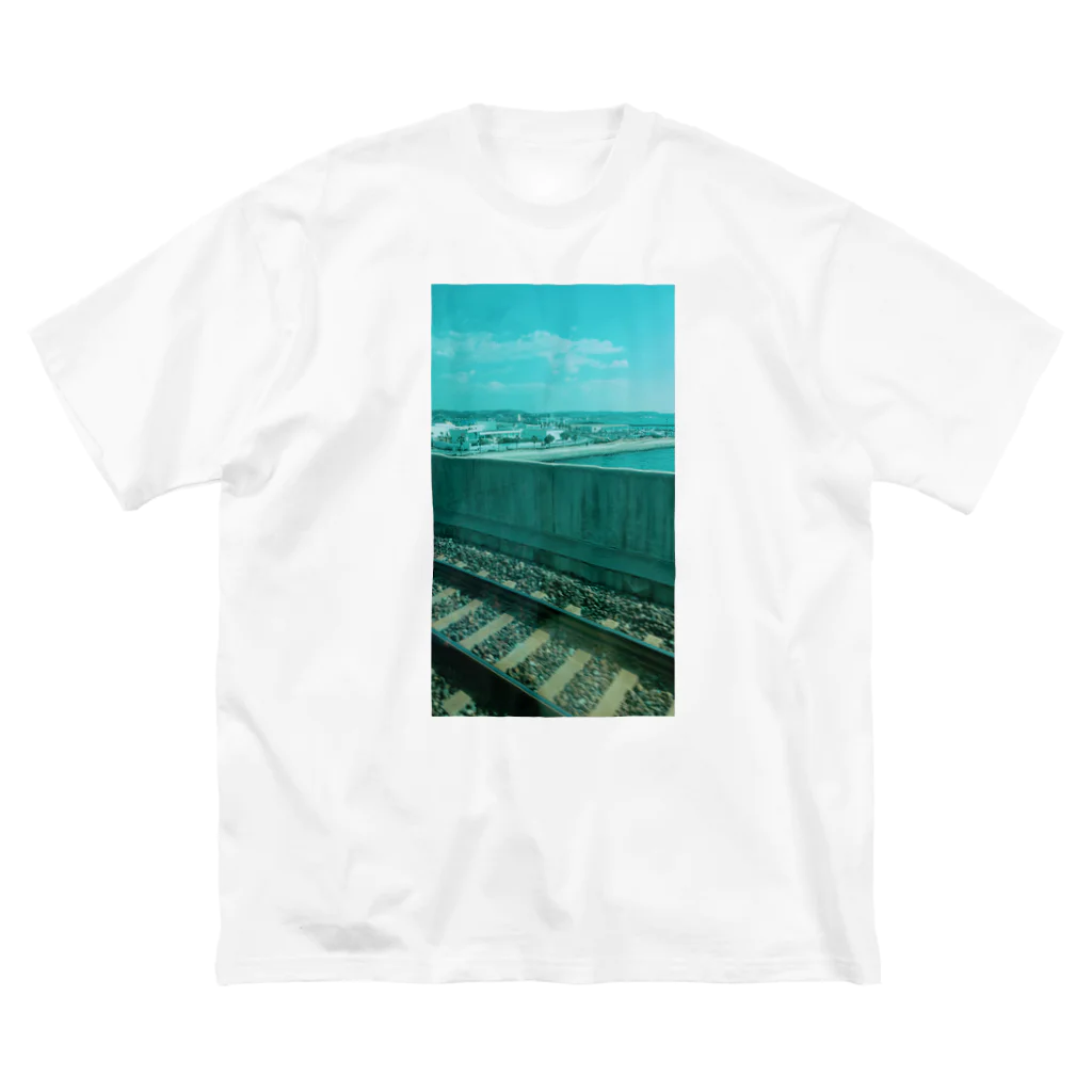 マケドニア腹筋選手権の海辺の鉄道 ビッグシルエットTシャツ