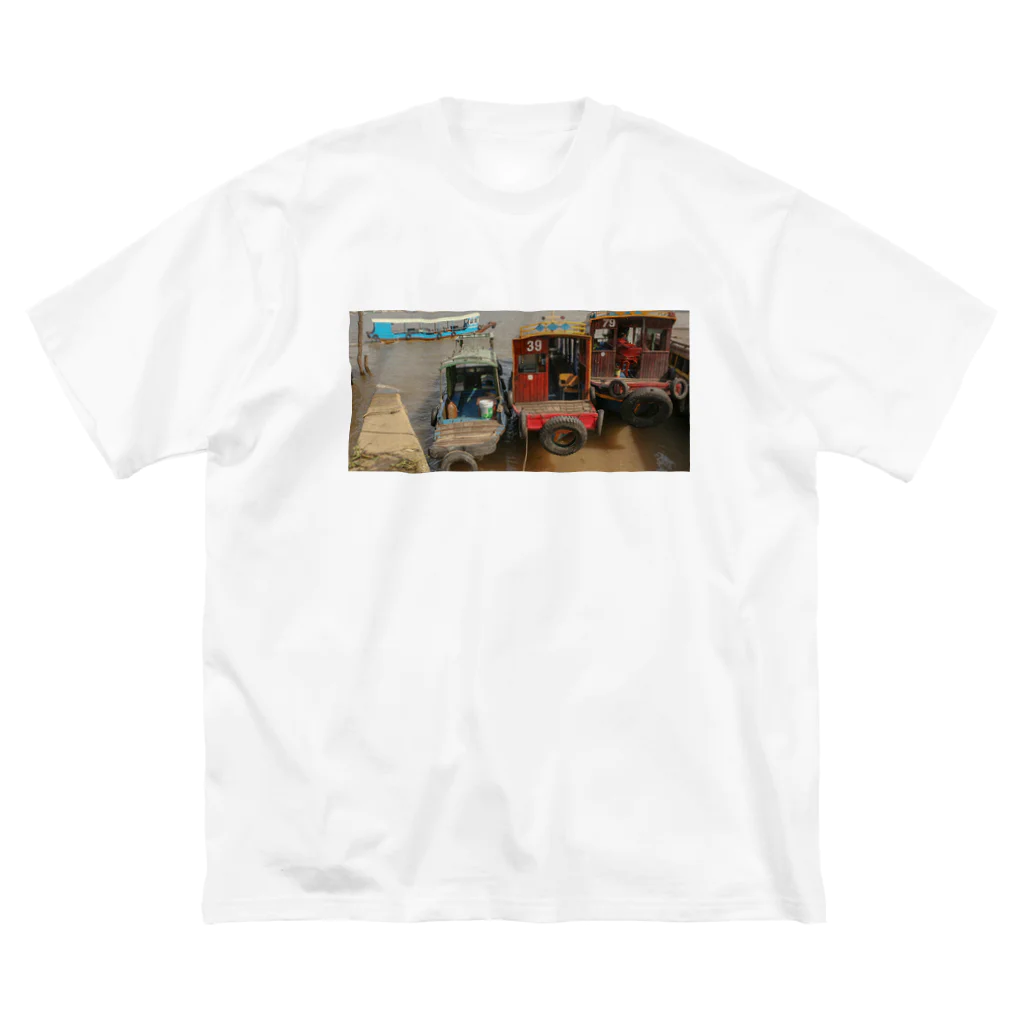 旅先pics📸のメコン川のボート Big T-Shirt