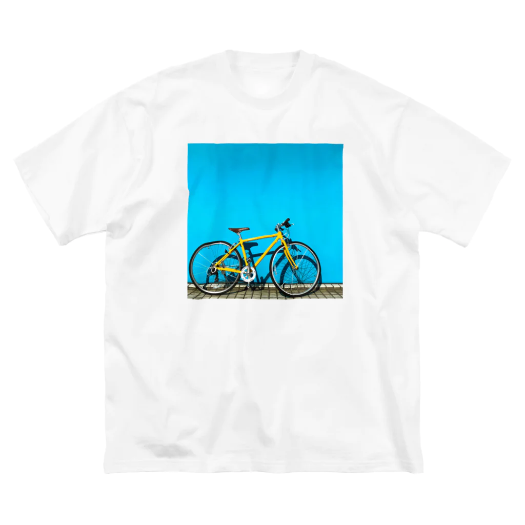 旅先pics📸の青い壁と黄色い自転車 Big T-Shirt