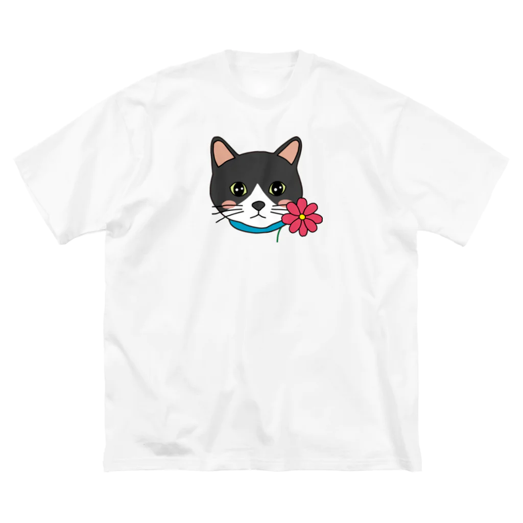 photo-kiokuのコスモスを付けている猫【しじみ】 Big T-Shirt