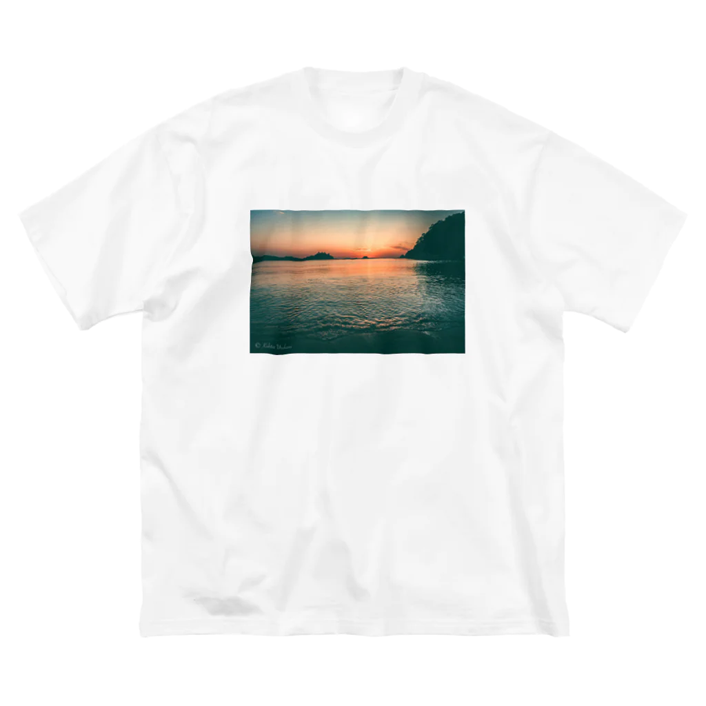 ウラカミコウタの鴨池海岸の夕日 Big T-Shirt