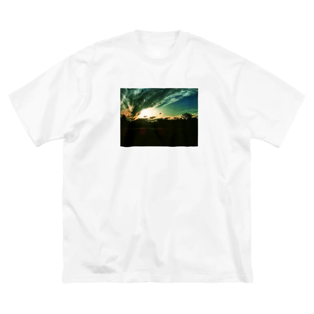 SHOPマニャガハの変わる空、変わる雲 Big T-Shirt