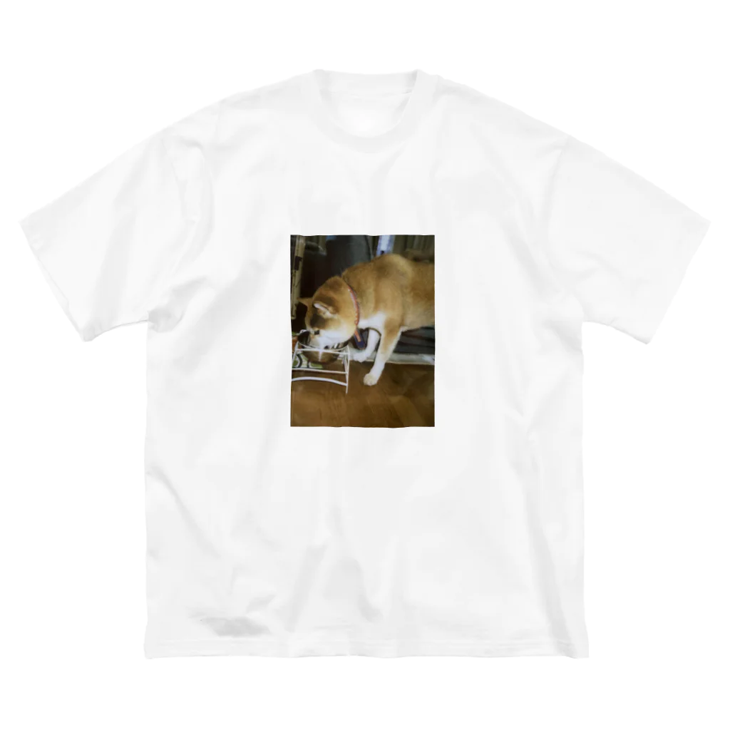 723の食べる犬 ビッグシルエットTシャツ