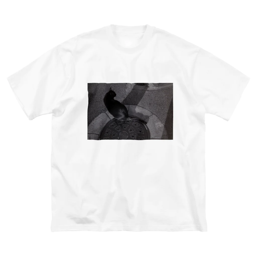 まるぼ写真館の黒猫とマンホール ビッグシルエットTシャツ