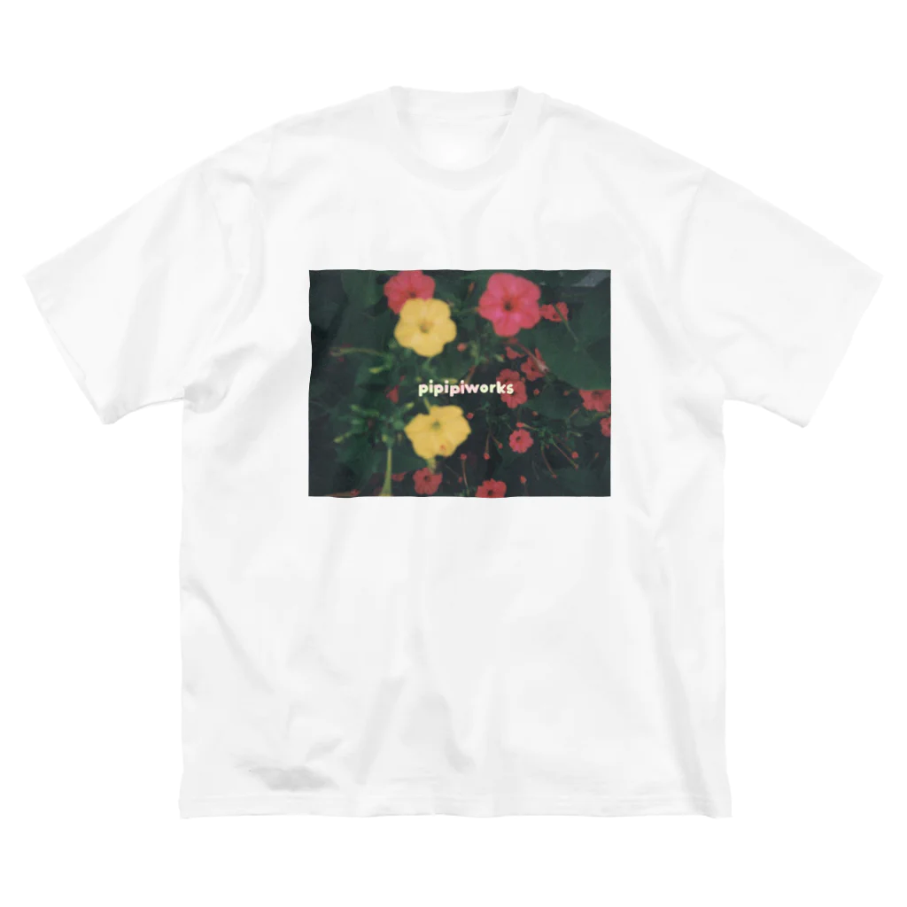 ぴぴぴ わーくすの赤と黄色のお花のTシャツ ビッグシルエットTシャツ